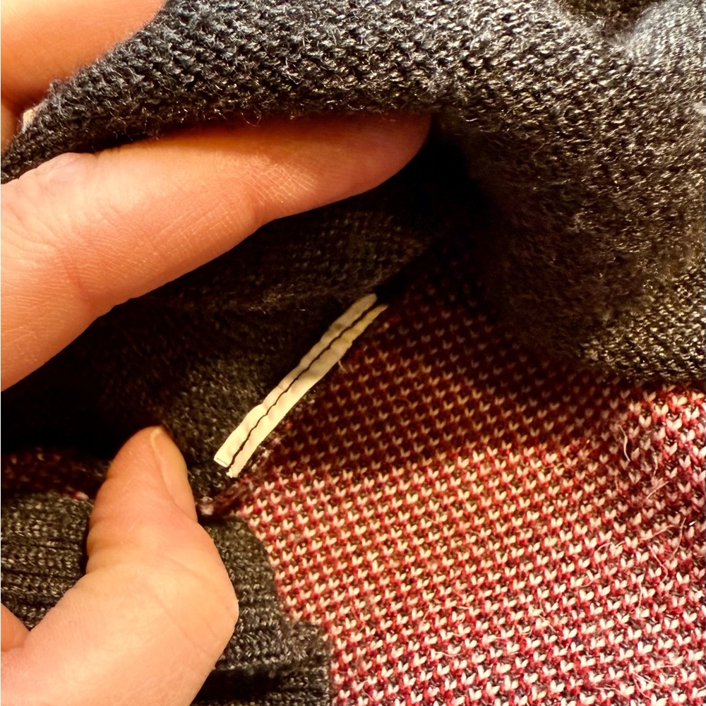 Le Lis Blanc Deux Graphic Sweater - Gray and Red size Medium - Picture 8 of 9